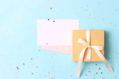 yakın çekim bir hediye ve bir renkli arka plan en iyi görünümde metin için bir kart. vererek, doğum günü, yeni yıl, yılbaşı tatil,.