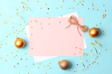 Yılbaşı dekor ve metni yerleştirmek için bir yere sahip bir kart.