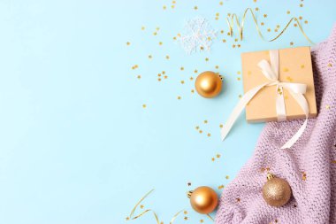 Yeni yıl hediyeleri, tatlılar ve renkli bir arkaplanda şenlik kurdeleleri. Noel, hediye, yeni yıl, Noel, doğum günü