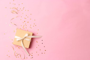 Renkli arka plan manzaralı konfeti armağanı ve ışıltısı. Minimalizm, insta. Düz çizgi 