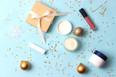 kozmetik ve Noel dekor renkli arka plan tepesinde görüntüleyin. Yeni yıl hediyesi, yılbaşı.