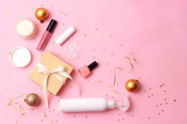 kozmetik ve Noel dekor renkli arka plan tepesinde görüntüleyin. Yeni yıl hediyesi, yılbaşı.