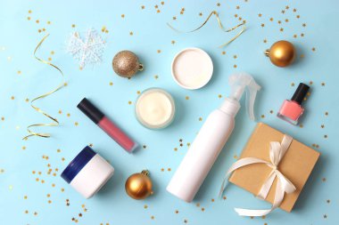 kozmetik ve Noel dekor renkli arka plan tepesinde görüntüleyin. Yeni yıl hediyesi, yılbaşı.
