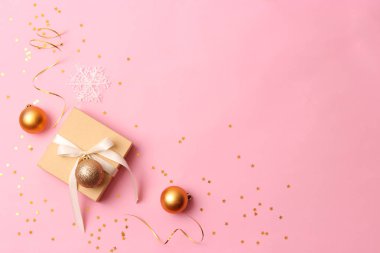 Yeni yıl hediyeleri, tatlılar ve renkli bir arkaplanda şenlik kurdeleleri. Noel, hediye, yeni yıl, Noel, doğum günü