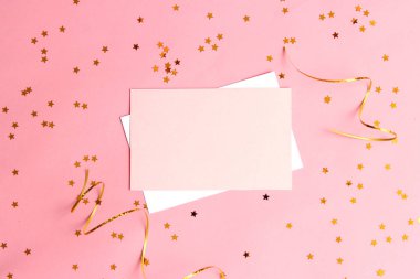 konfeti ve renkli arka plan Üstten Görünüm metni ekleme kartı parıldıyor. Minimalizm, tasarım, Insta, holiday.flatlay