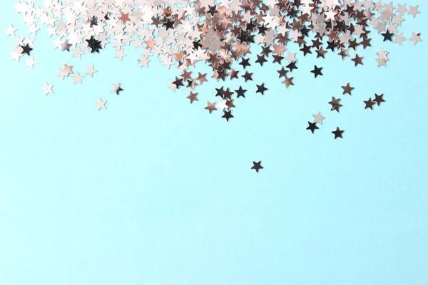 Renkli arkaplan görünümüne metin eklemek için konfeti ve çerçeve parlatır. Minimalizm, tasarım, insta, tatil. Düz çizgi