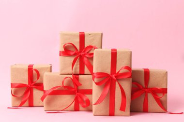 renkli bir arka plan üzerinde hediyeler. tatil, vererek, yeni yıl, yılbaşı, doğum günü