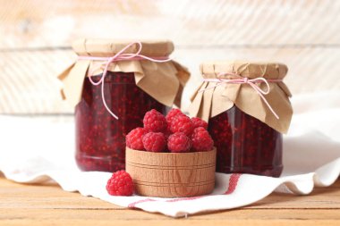 ahşap arka plan üzerinde ev yapımı Ahududu reçeli