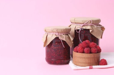 ev yapımı reçel ahududu renkli bir arka plan üzerinde gelen