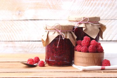 ahşap arka plan üzerinde ev yapımı Ahududu reçeli