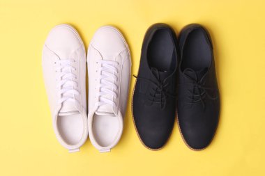 Erkekler office Ayakkabı ve spor ayakkabı renkli arka plan tepesinde görüntüleyin. erkek ayakkabıları, seçim.