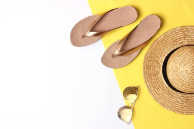 kadın şehir tokat, hasır şapka ve gözlük bir renkli arka plan en iyi görünüm. minimalizm, Insta. flatlay