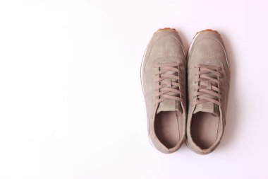 erkek spor ayakkabı beyaz zemin üstüne görüntüleyin. erkek spor ayakkabıları.