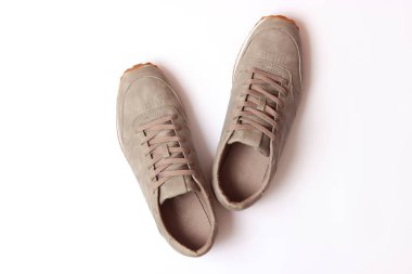 erkek spor ayakkabı beyaz zemin üstüne görüntüleyin. erkek spor ayakkabıları.