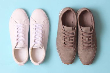 erkek spor ayakkabı ve spor ayakkabı renkli arka plan tepesinde görüntüleyin. Erkek Ayakkabı. minimalizm