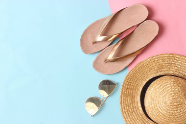 kadın şehir tokat, hasır şapka ve gözlük bir renkli arka plan en iyi görünüm. minimalizm, Insta. flatlay