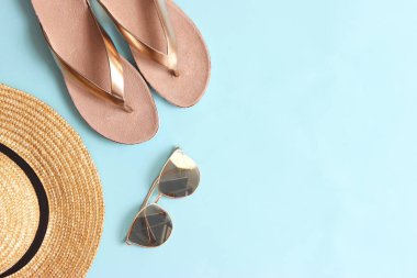 kadın şehir tokat, hasır şapka ve gözlük bir renkli arka plan en iyi görünüm. minimalizm, Insta. flatlay