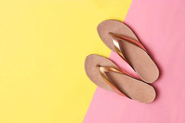Zapatillas Femeninas Una Vista Superior Fondo Color Minimalismo Zapatos Mujer —  Fotos de Stock