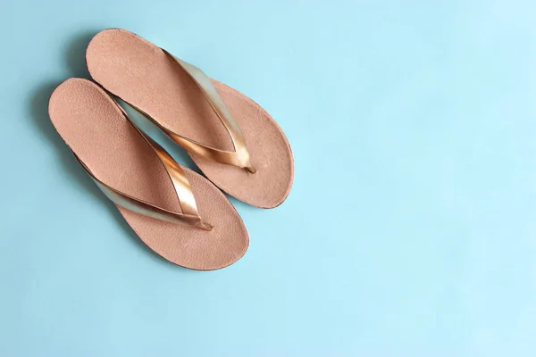 Frauenschuhe Auf Farbigem Hintergrund Von Oben Minimalismus Damenschuhe — Stockfoto