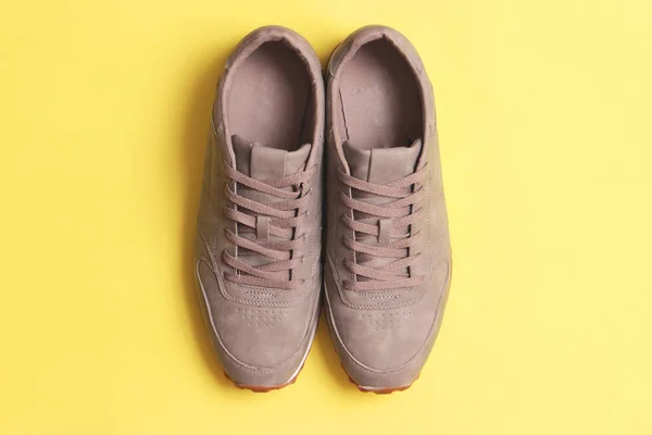 Zapatillas Deporte Los Hombres Una Vista Superior Fondo Color Calzado —  Fotos de Stock