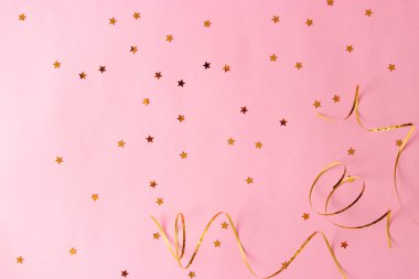 Renkli arkaplan görünümüne metin eklemek için konfeti ve çerçeve parlatır. Minimalizm, tasarım, insta, tatil. Düz çizgi