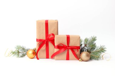 Hediyeler ve beyaz arka plan üzerinde izole yılbaşı dekor. Noel topları, kurdeleler, kutlama, verilmesi, yeni yıl, yılbaşı.