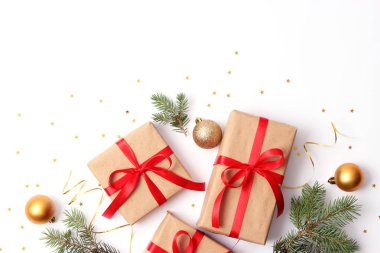 Beyaz arka planda hediyeler ve yeni yıl dekorasyonu. Bir tatil, bir hediye, bir Noel, yeni bir yıl. Düz çizgi