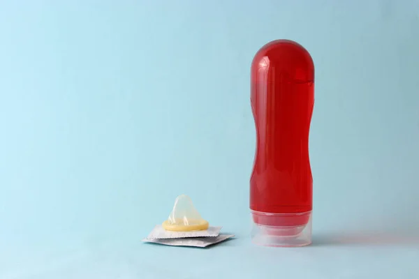 色付きの背景に親密な潤滑剤 親密なゲル 快適なセックス — ストック写真