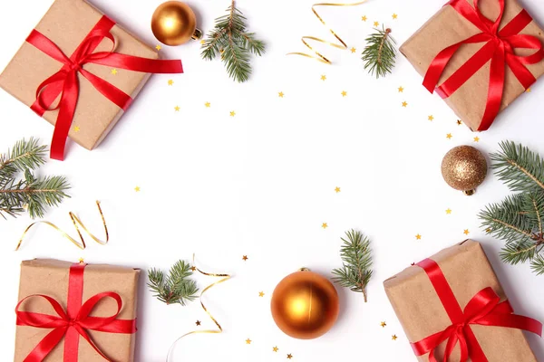 Beyaz arka planda hediyeler ve yeni yıl dekorasyonu. Bir tatil, bir hediye, bir Noel, yeni bir yıl. Düz çizgi