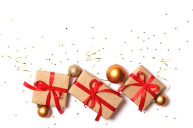 Beyaz arka planda hediyeler ve yeni yıl dekorasyonu. Bir tatil, bir hediye, bir Noel, yeni bir yıl. Düz çizgi