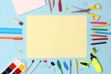 metin için yer ile renkli bir arka plan üzerinde örneği ayarlayın. okula dönüş. Office Araçları. düz yatıyordu, en iyi görünümü