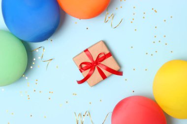 Balonlar, hediyeler ve konfeti top görüntüleyin. Vererek, kutlama, doğum günü. flatlay