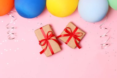 Balonlar, hediyeler ve konfeti top görüntüleyin. Vererek, kutlama, doğum günü. flatlay