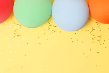 Balonlar, kurdeleler ve konfeti bir renkli arka plan üstüne görüntüleyin. Kutlama