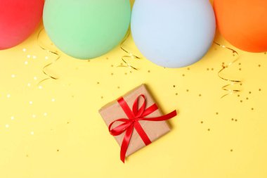 Balonlar, hediyeler ve konfeti top görüntüleyin. Vererek, kutlama, doğum günü. flatlay