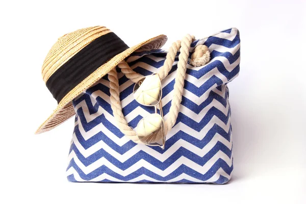 海滩袋和帽子隔离在白色 — 图库照片