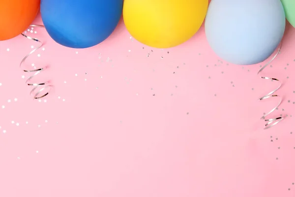 Globos Cintas Confeti Una Vista Superior Fondo Color Celebración — Foto de Stock