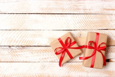 pek çok yeteneğin bir ahşap arka plan üstten görünüm üzerinde kırmızı kurdele ile. tatil, Tebrikler, flatlay