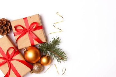 Beyaz arka planda hediyeler ve yeni yıl dekorasyonu. Bir tatil, bir hediye, bir Noel, yeni bir yıl. Düz çizgi