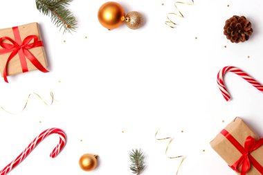 Beyaz arka planda hediyeler ve yeni yıl dekorasyonu. Bir tatil, bir hediye, bir Noel, yeni bir yıl. Düz çizgi