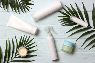 Renkli arka plan görünümlü doğal kozmetik ve yeşil yaprak. Düz çizgi 