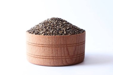 Chia tohumları beyaz arkaplanda izole edilmiş. Faydalı malzemeler, süper yiyecekler, sağlıklı yiyecekler, sebzeler.