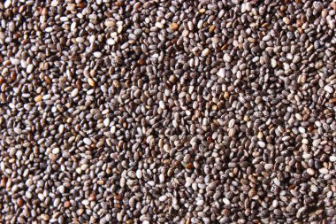 Chia tohumları beyaz arkaplanda izole edilmiş. Faydalı malzemeler, süper yiyecekler, sağlıklı yiyecekler, sebzeler.