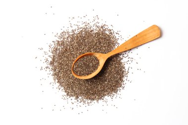 Chia tohumları beyaz arkaplanda izole edilmiş. Faydalı malzemeler, süper yiyecekler, sağlıklı yiyecekler, sebzeler.