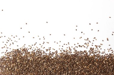 Chia tohumları beyaz arkaplanda izole edilmiş. Faydalı malzemeler, süper yiyecekler, sağlıklı yiyecekler, sebzeler.