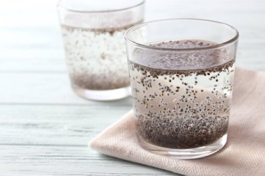 Bardakta Chia tohumları olan su. Süper yiyecek, düzgün beslenme, sağlıklı besinler.