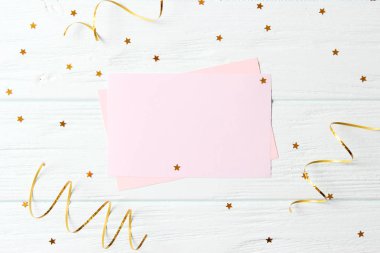 Renkli arkaplan görünümüne metin eklemek için konfeti ve kart parlıyor. Minimalizm, tasarım, tatil.