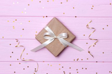 Renkli arka plan manzaralı konfeti armağanı ve ışıltısı. minimalizm, düz çizgi 