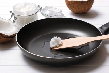 Tahta bir masada tava ve hindistan cevizi yağı. Üst Manzara. Hindistan cevizi yağında kızart..