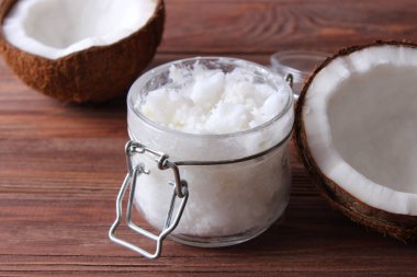 Ahşap arka planda hindistan cevizi ve hindistan cevizi yağı..